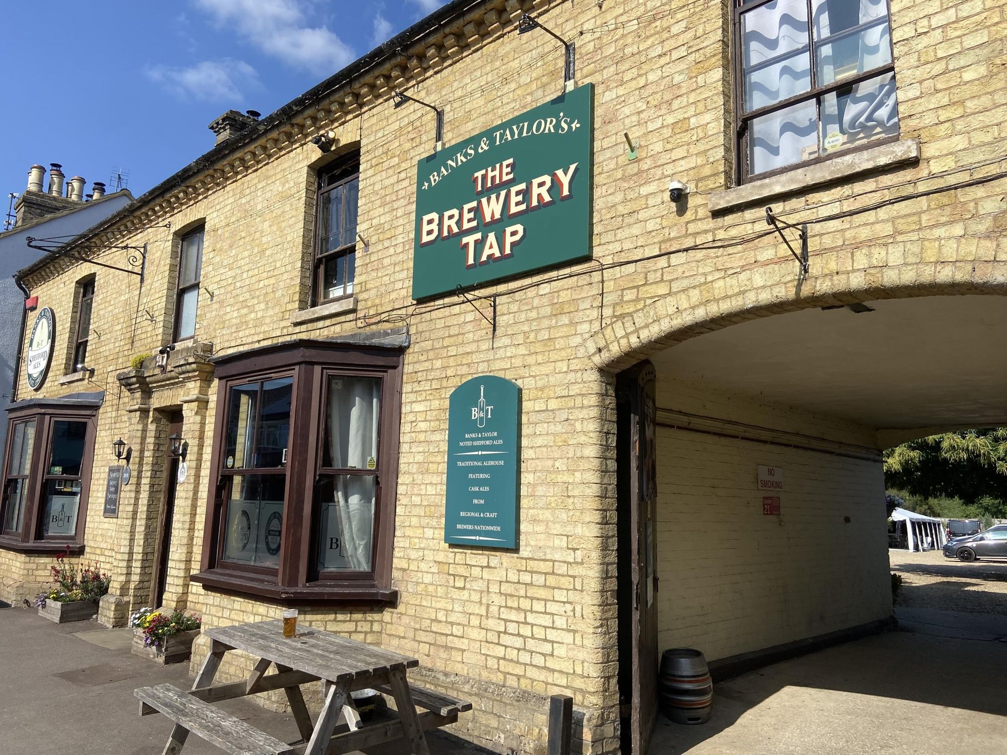 Front 2. (Pub, External, Sign, Key). Published on 14-07-2025