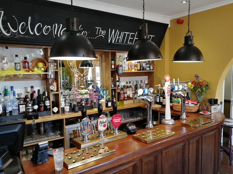 White Hart Hotel, Shefford: bar. (Pub, Bar). Published on 19-02-2020