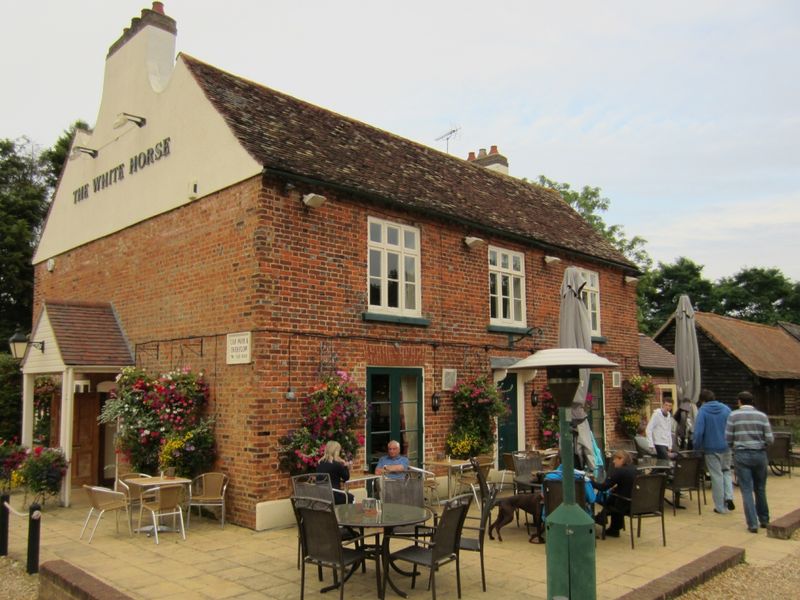 "White Horse, Southill". (Pub, External). Published on 15-12-2013