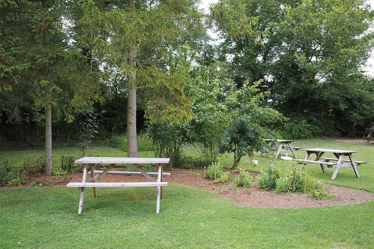 Three Compasses, Uppe rDean - garden. (Pub, Garden). Published on 10-10-2016