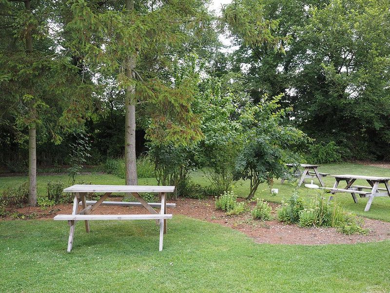 Three Compasses, Uppe rDean - garden. (Pub, Garden). Published on 10-10-2016 