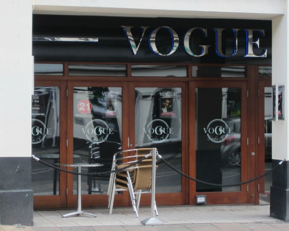 "Vogue Style Bar, Bedford". (Pub, External). Published on 15-12-2013