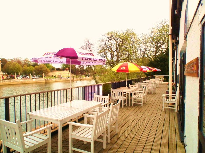 "Bedford Rowing Club - balcony". (Pub, External). Published on 21-11-2013