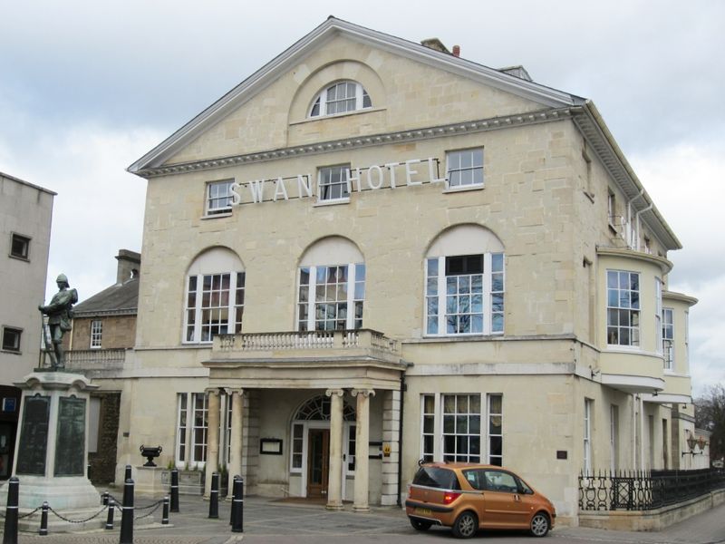 "Swan Hotel, Bedford". (Pub, External). Published on 21-11-2013