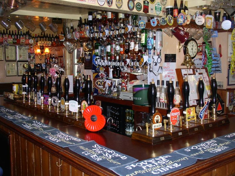 "Wellington Arms, Bedford - bar". (Pub, Bar). Published on 11-11-2013