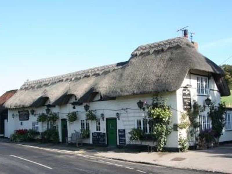 Four Points, near Aldworth. (Pub, External). Published on 02-10-2013