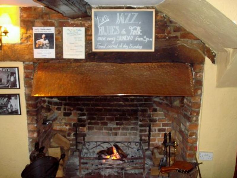 Log fire at the Five Bells. (Bar). Published on 26-02-2015