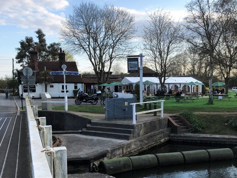 Garden of the Rowbarge viewed from canal bridge (April 2021). (External, Garden). Published on 18-04-2021