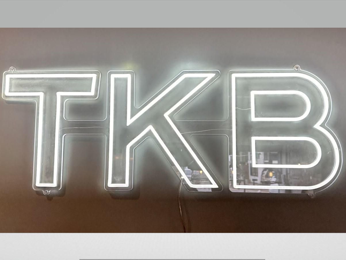 Logo behind the bar. (Pub, Sign). Published on 09-05-2024