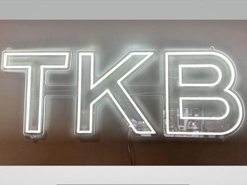 Logo behind the bar. (Pub, Sign). Published on 09-05-2024