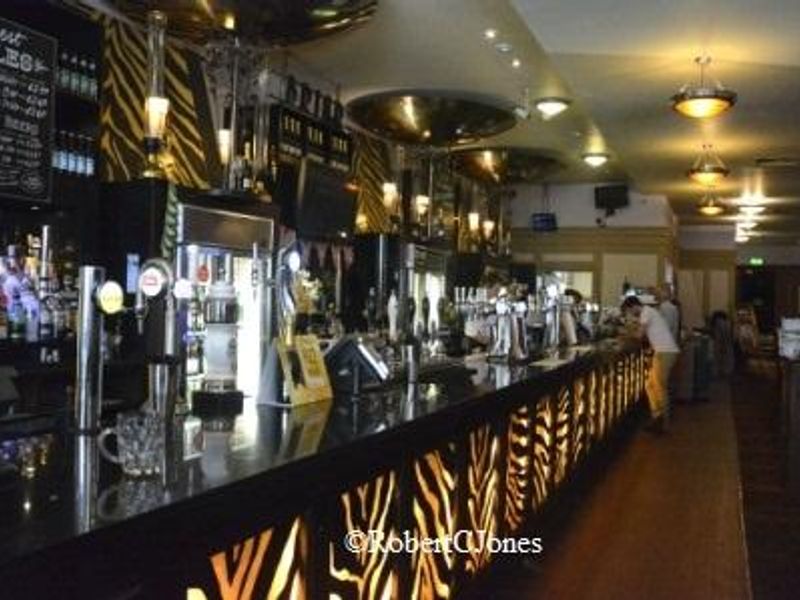 (Pub, Bar). Published on 11-08-2014 