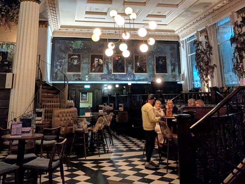 (Customers). Published on 25-12-2025 