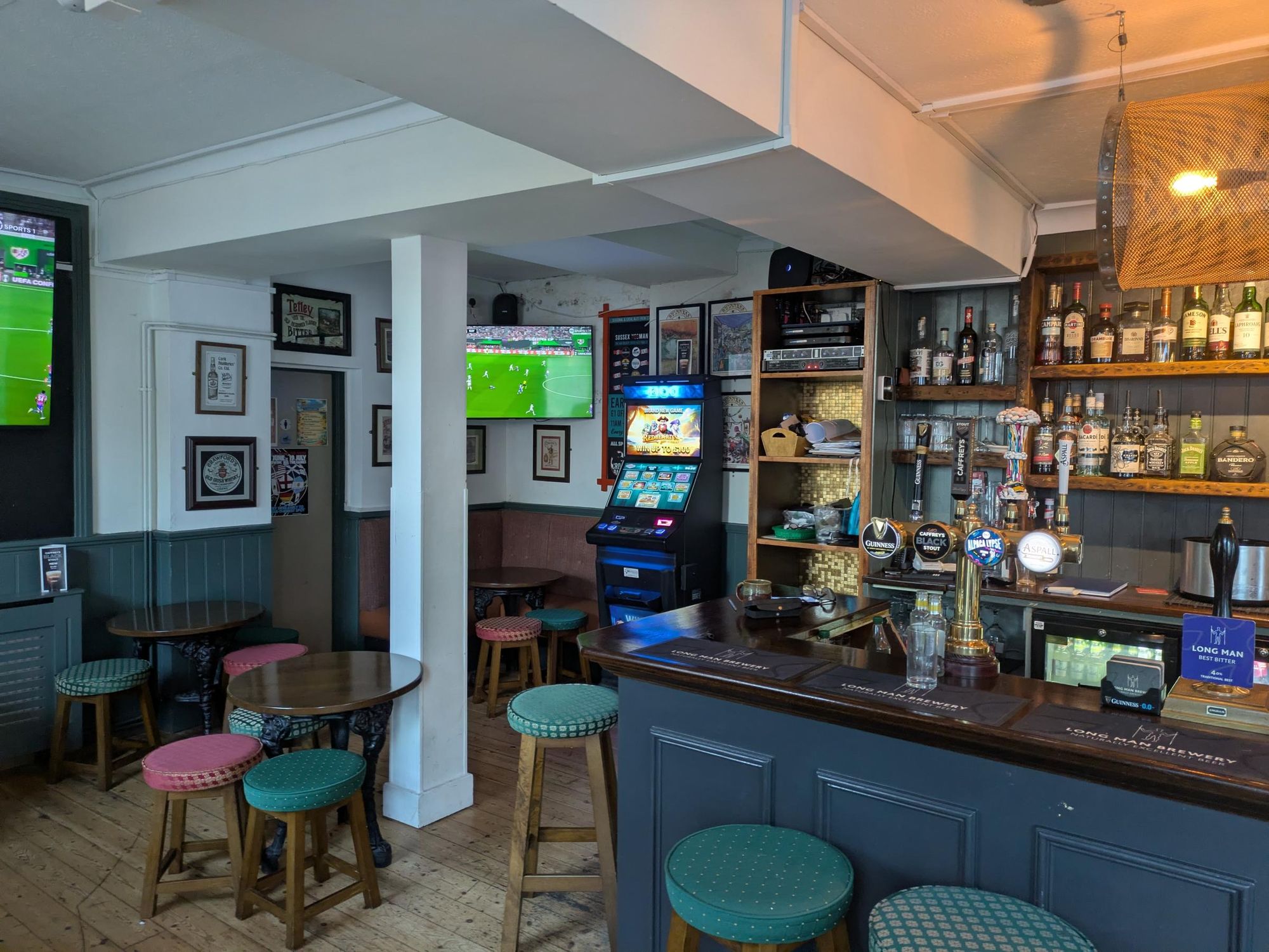 Interior. (Pub). Published on 27-05-2026