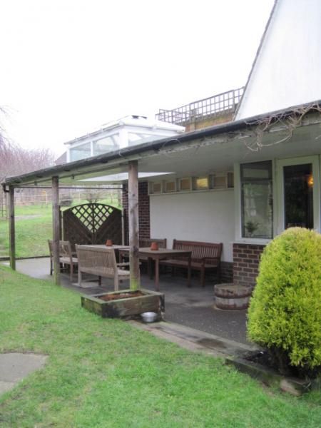 Smoking area. (External). Published on 11-02-2013