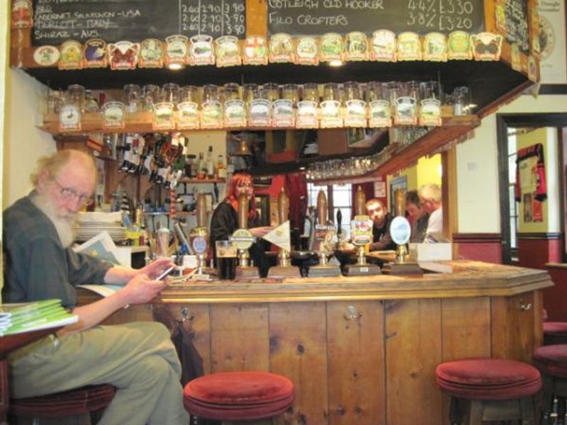 Customer at bar. (Pub, Bar, Customers). Published on 31-05-2013