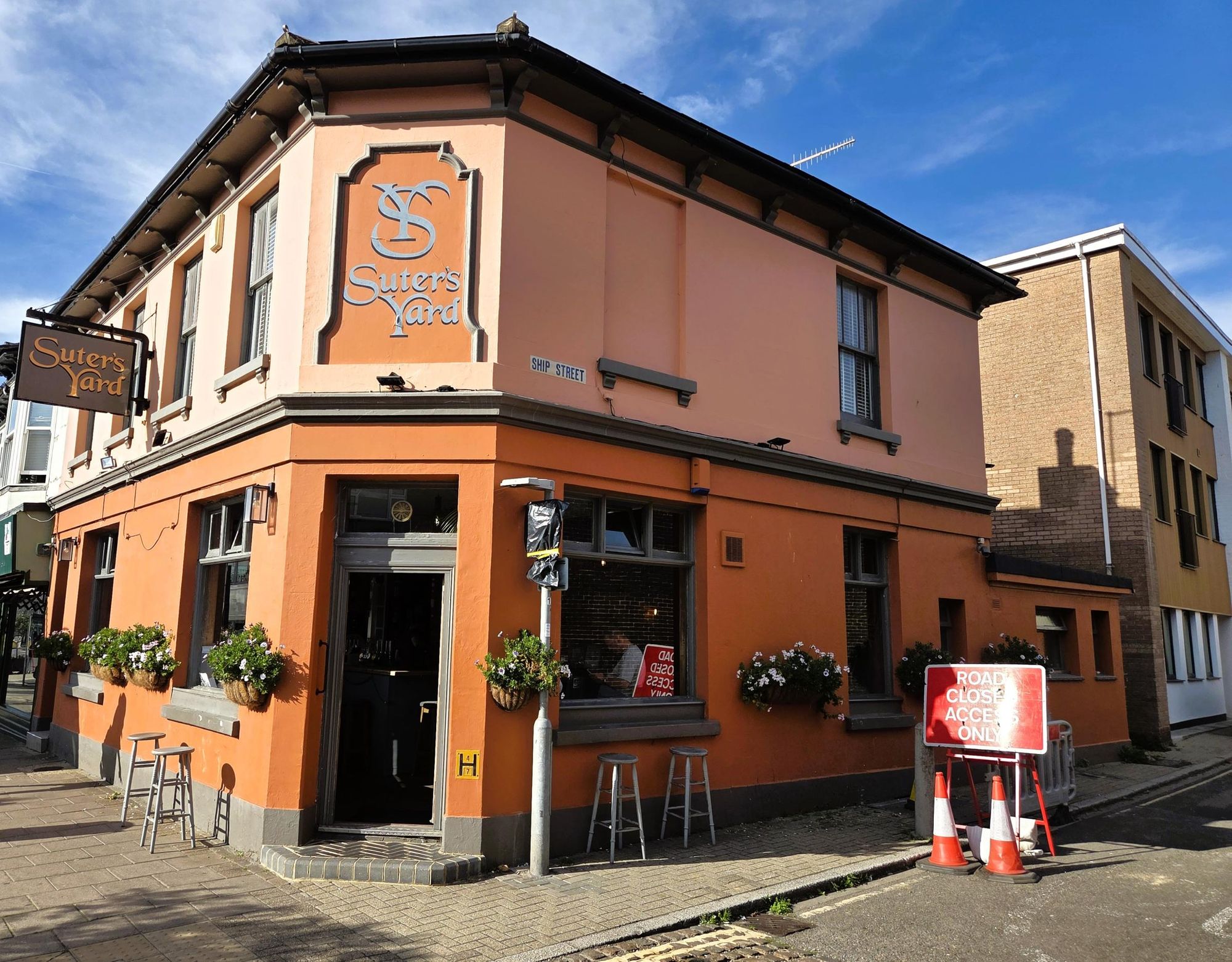 Entrance. (Pub, External, Key). Published on 16-10-2026