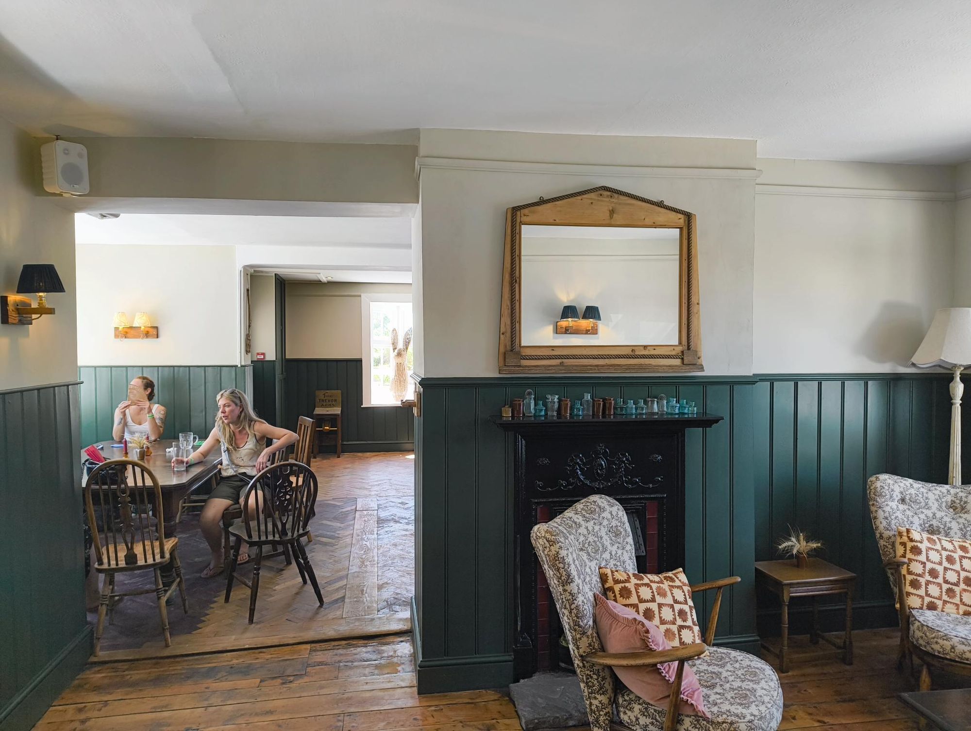 Interior. (Pub). Published on 12-07-2025