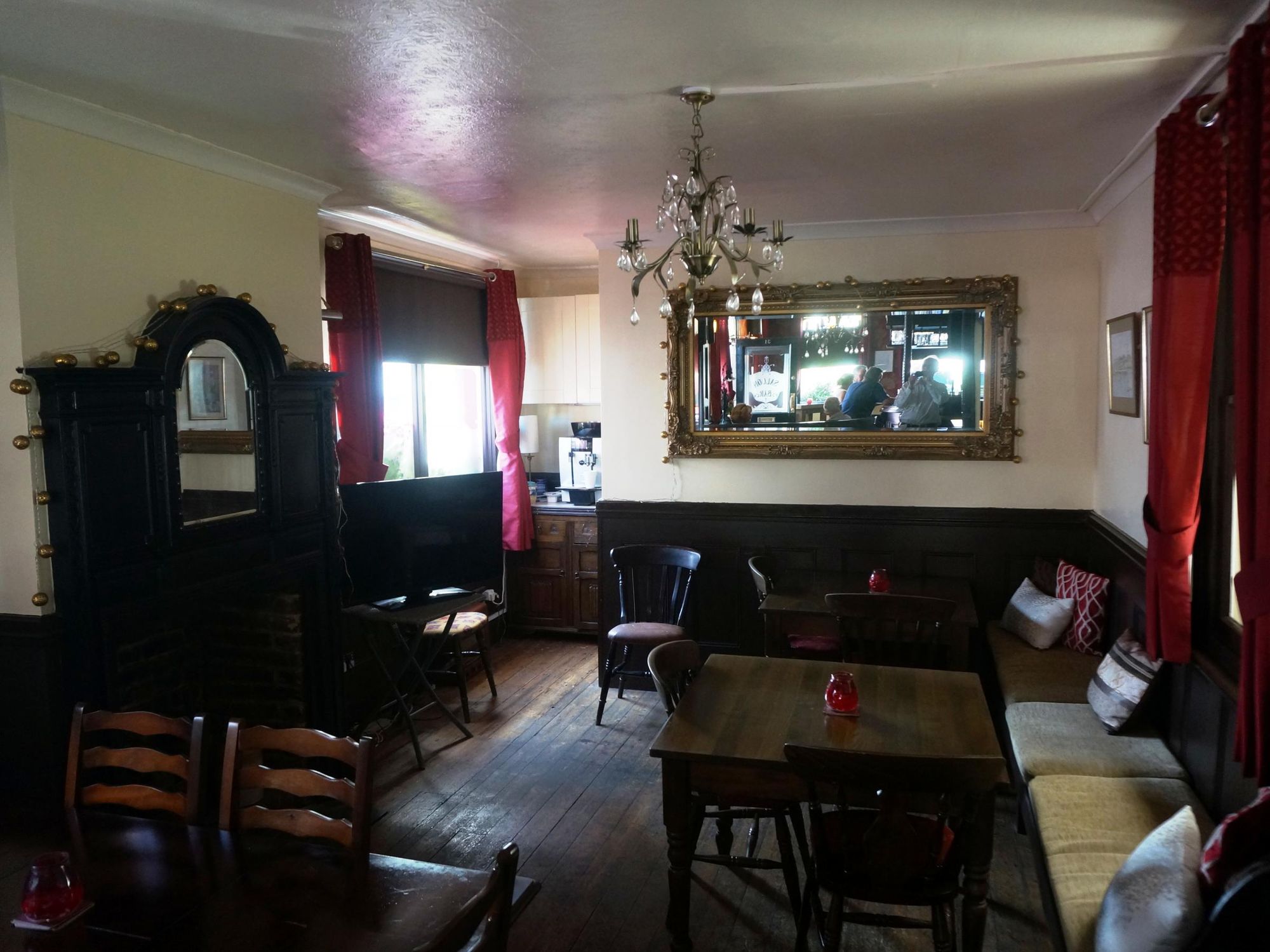 (Pub, Bar). Published on 07-08-2018