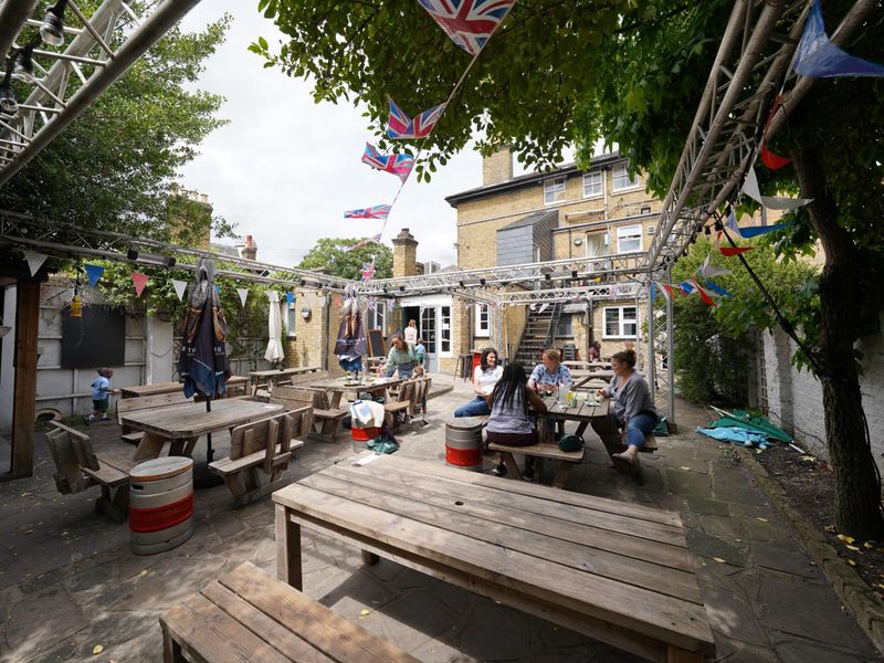 6 July 2022 garden. (Pub, Garden). Published on 11-07-2022 