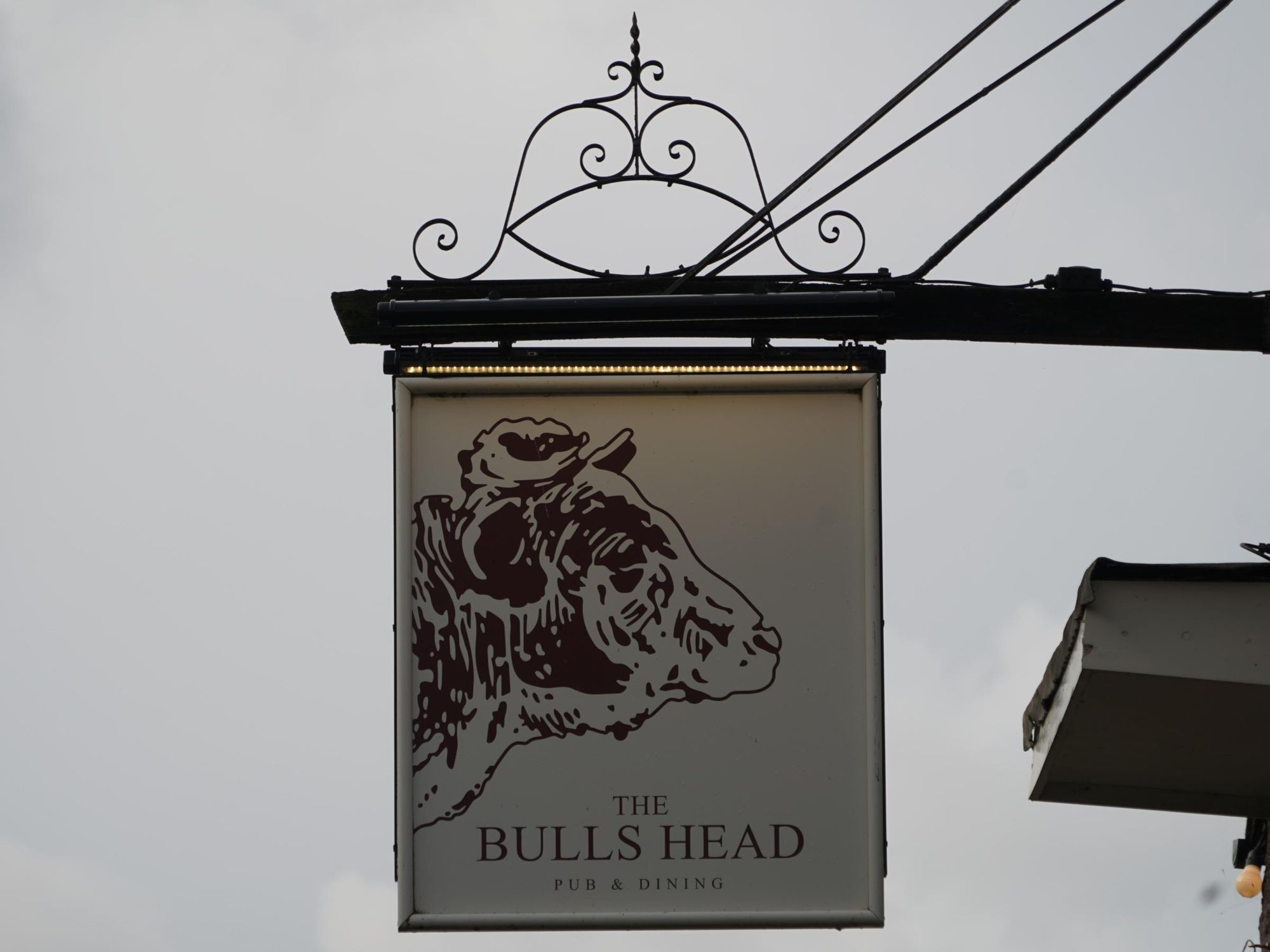 Photo taken 08 September 2022, hanging pub sign.. (Pub, Sign). Published on 08-09-2022