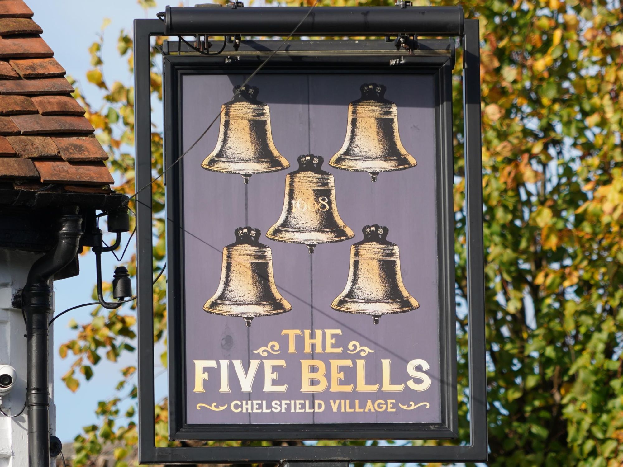 Photo taken 18 Oct 2024, hanging pub sign.. (Sign). Published on 18-10-2024
