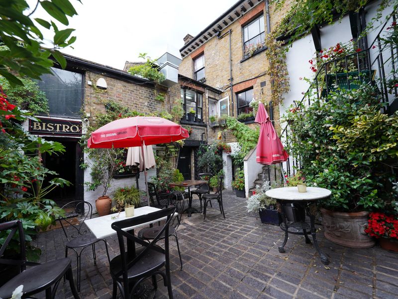 5 September 2022 garden. (Pub, Garden). Published on 06-09-2022 