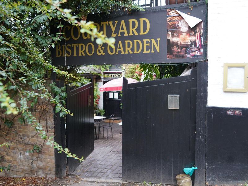 5 September 2022 garden. (Pub, Garden). Published on 06-09-2022 