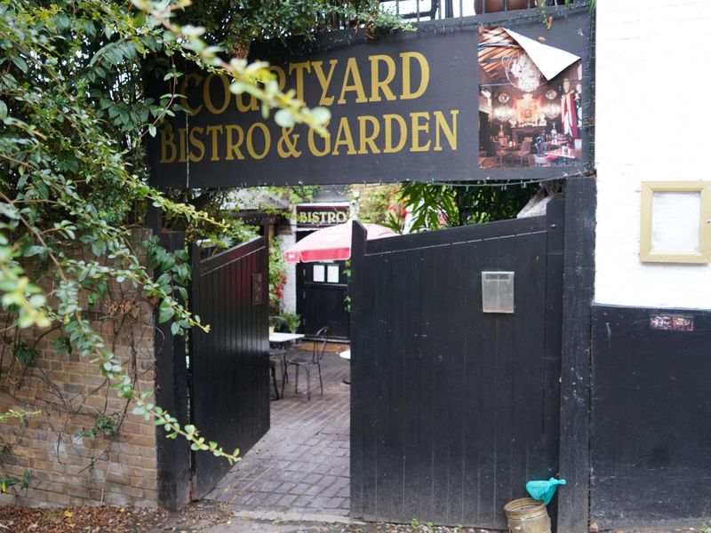 5 September 2022 garden. (Pub, Garden). Published on 06-09-2022