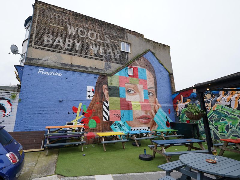 Photo taken 2 Apr 2024, pato & wall mural.. (Garden). Published on 04-04-2024