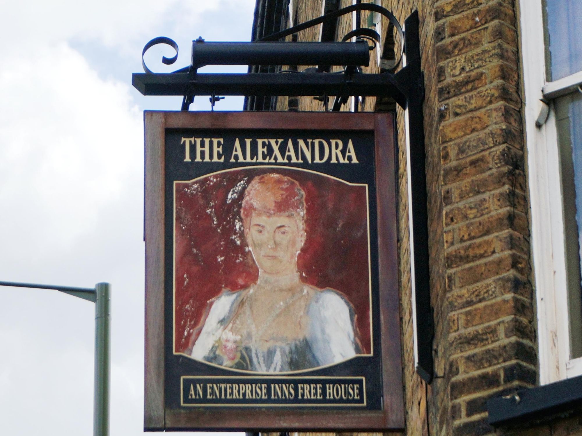 Photo taken 15 Aug 2015, external pub sign.. (Sign). Published on 03-12-2023