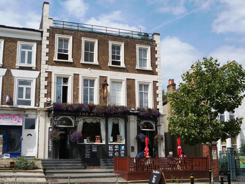 pub exterior 15 Aug 2015 still open. (Pub, External, Key). Published on 06-07-2022