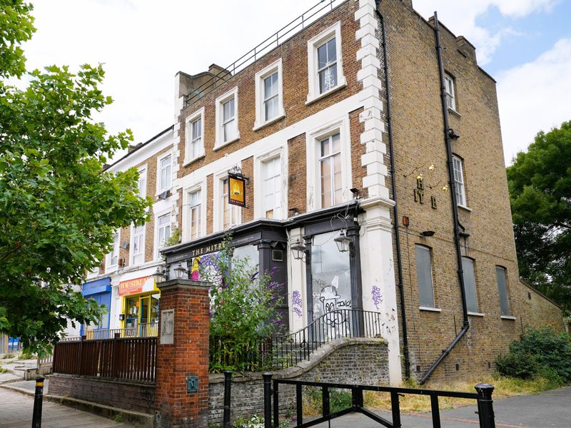 5 July 2022 closed pub exterior. (Pub, External). Published on 06-07-2022