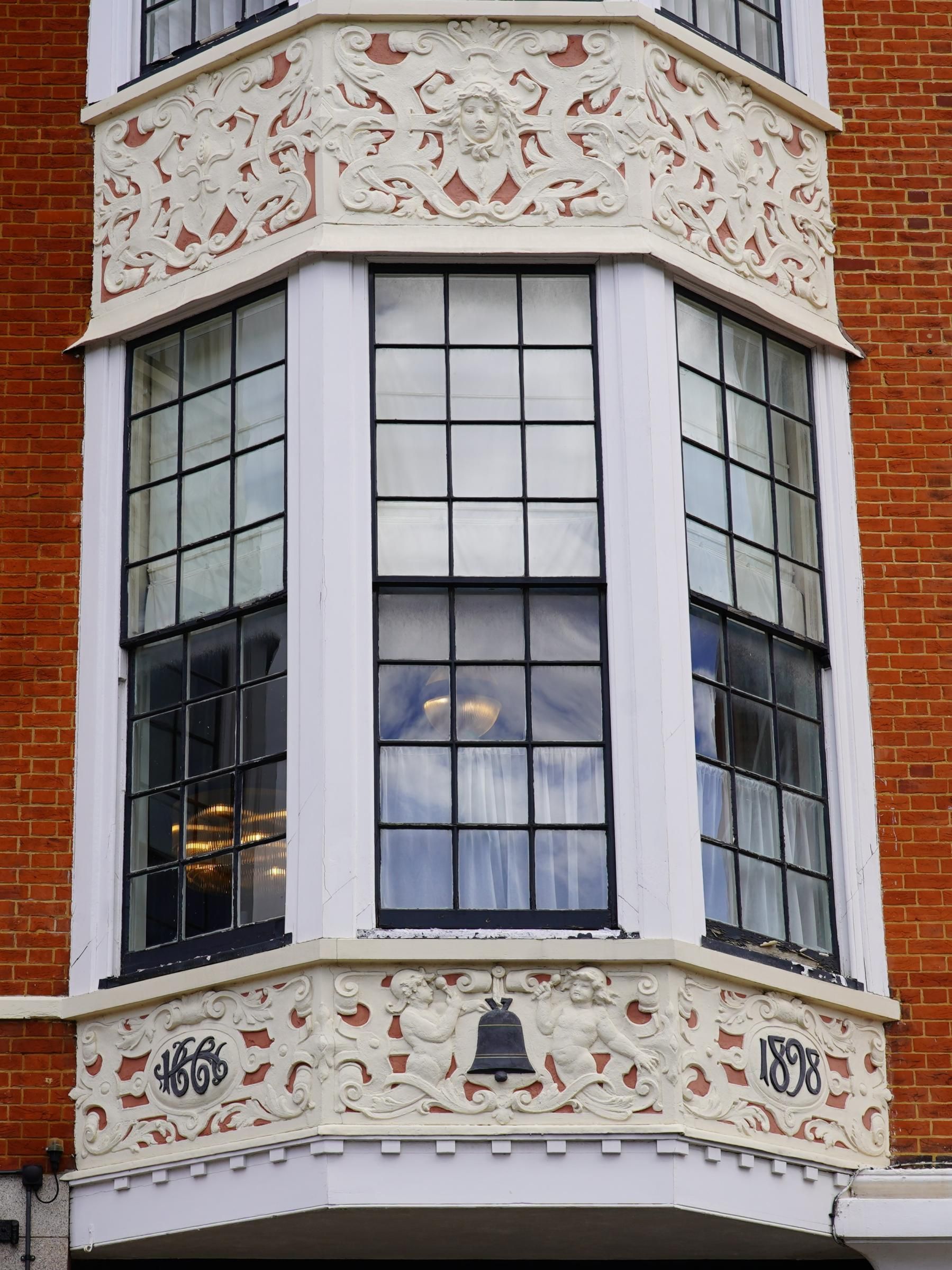 Photo taken 9 Sep 2026, face 1666-bell-1898 window. (Sign, Key). Published on 11-09-2026