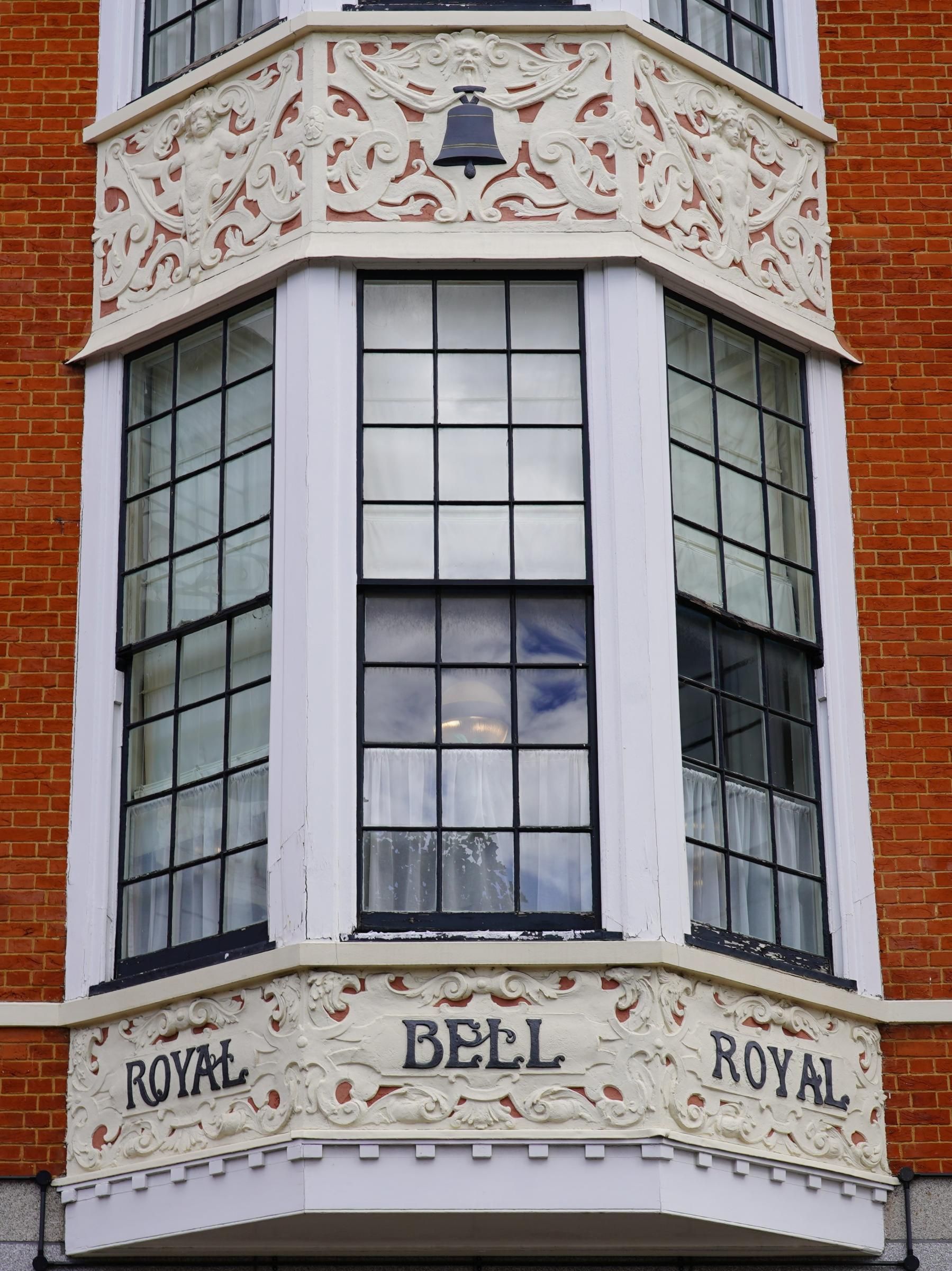 Photo taken 9 Sep 2026, bell Royal-Bell-Royal window. (Sign, Key). Published on 11-09-2026