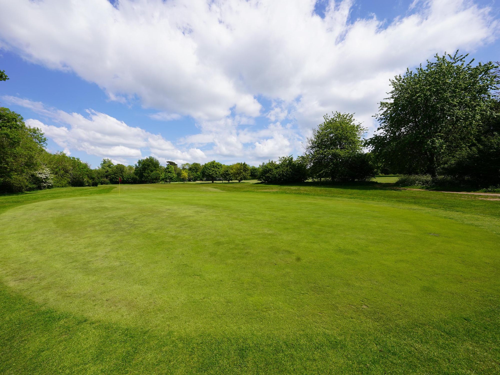 Photo taken 13 May 2025, golf course.. (Garden). Published on 13-05-2025