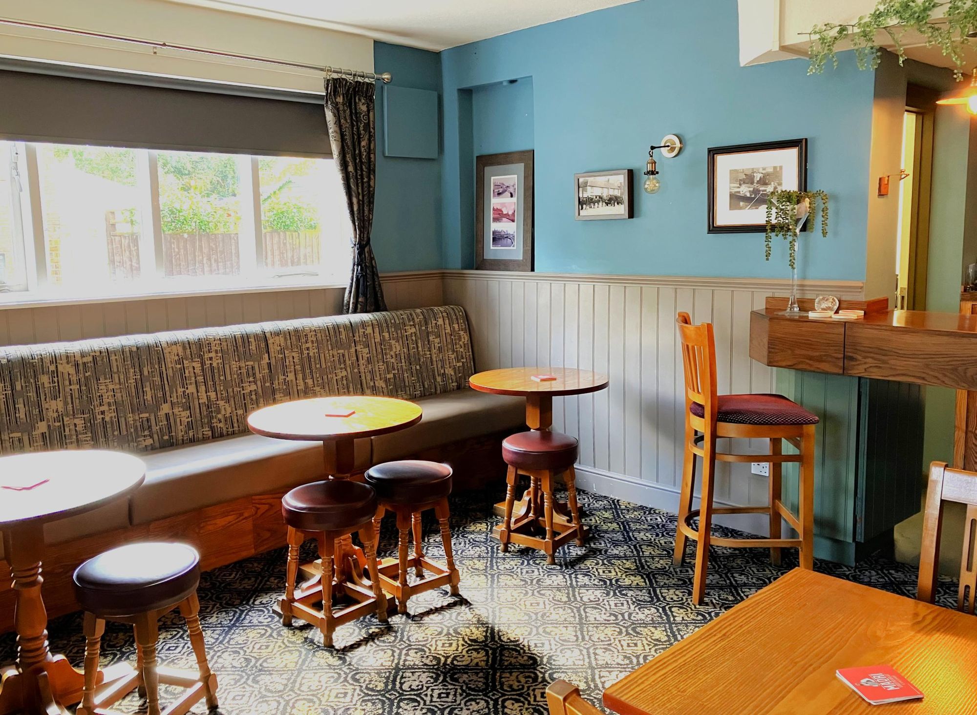 (Pub, Bar). Published on 23-09-2023