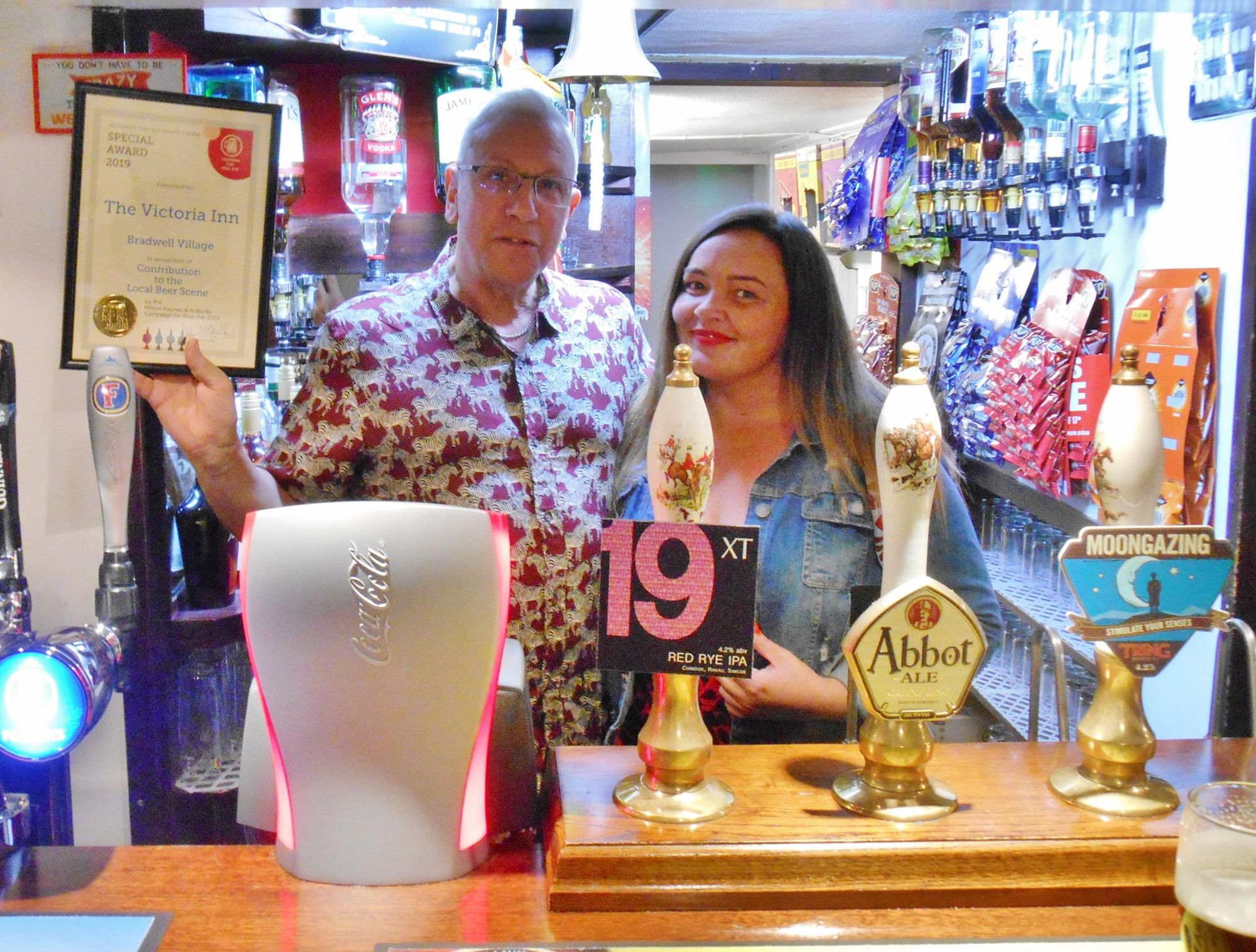 Presentation of "Contribution to Local Beer Scene" award. (Pub, Award). Published on 20-04-2019