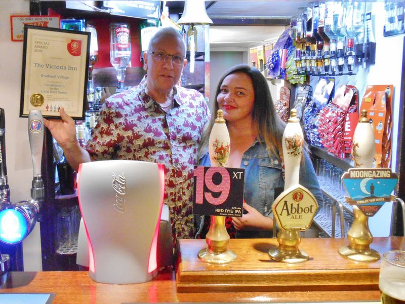Presentation of "Contribution to Local Beer Scene" award. (Pub, Award). Published on 20-04-2019 