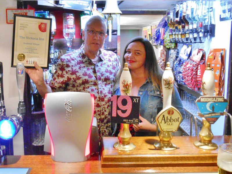 Presentation of "Contribution to Local Beer Scene" award. (Pub, Award). Published on 20-04-2019