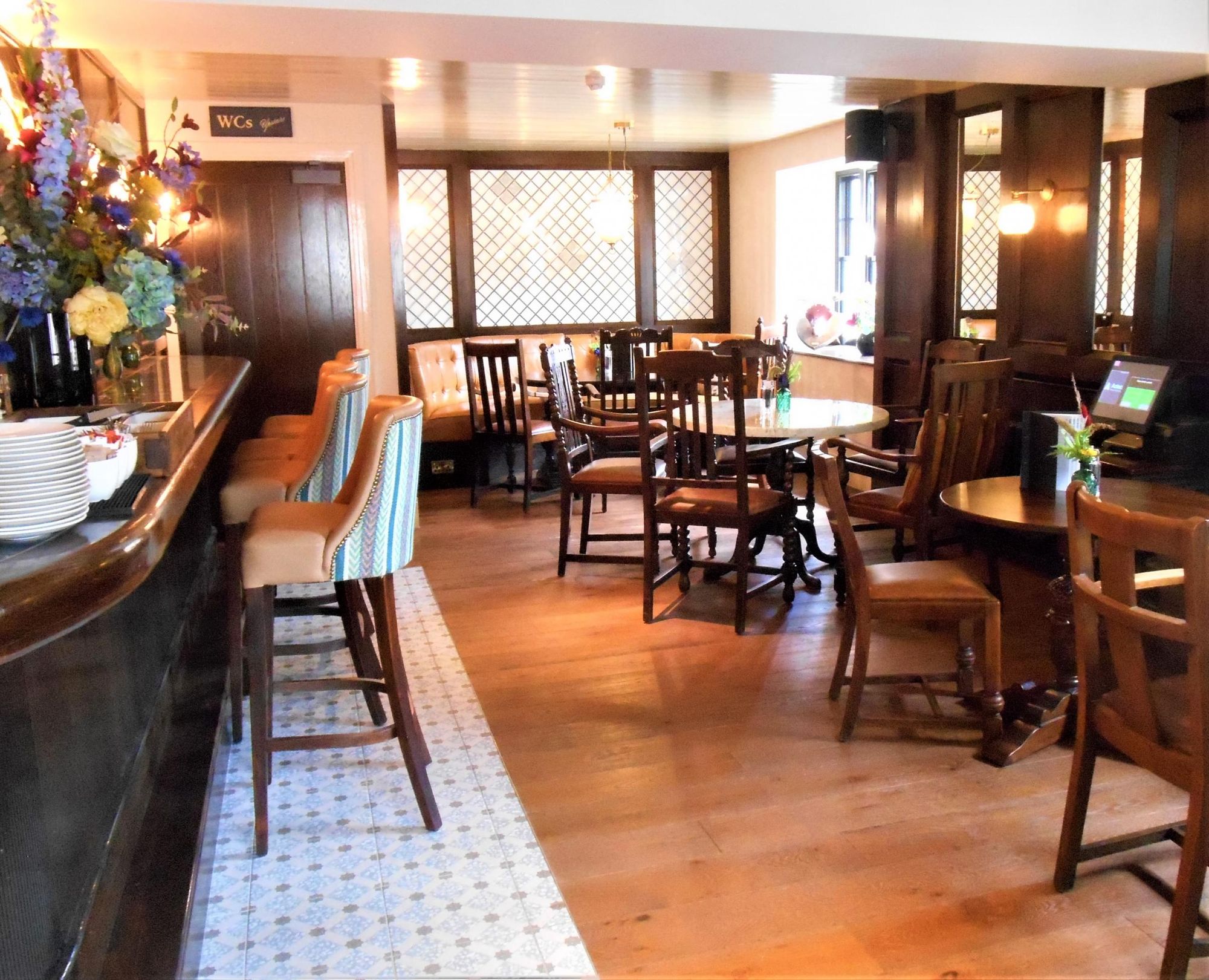 (Pub, Bar). Published on 28-05-2022