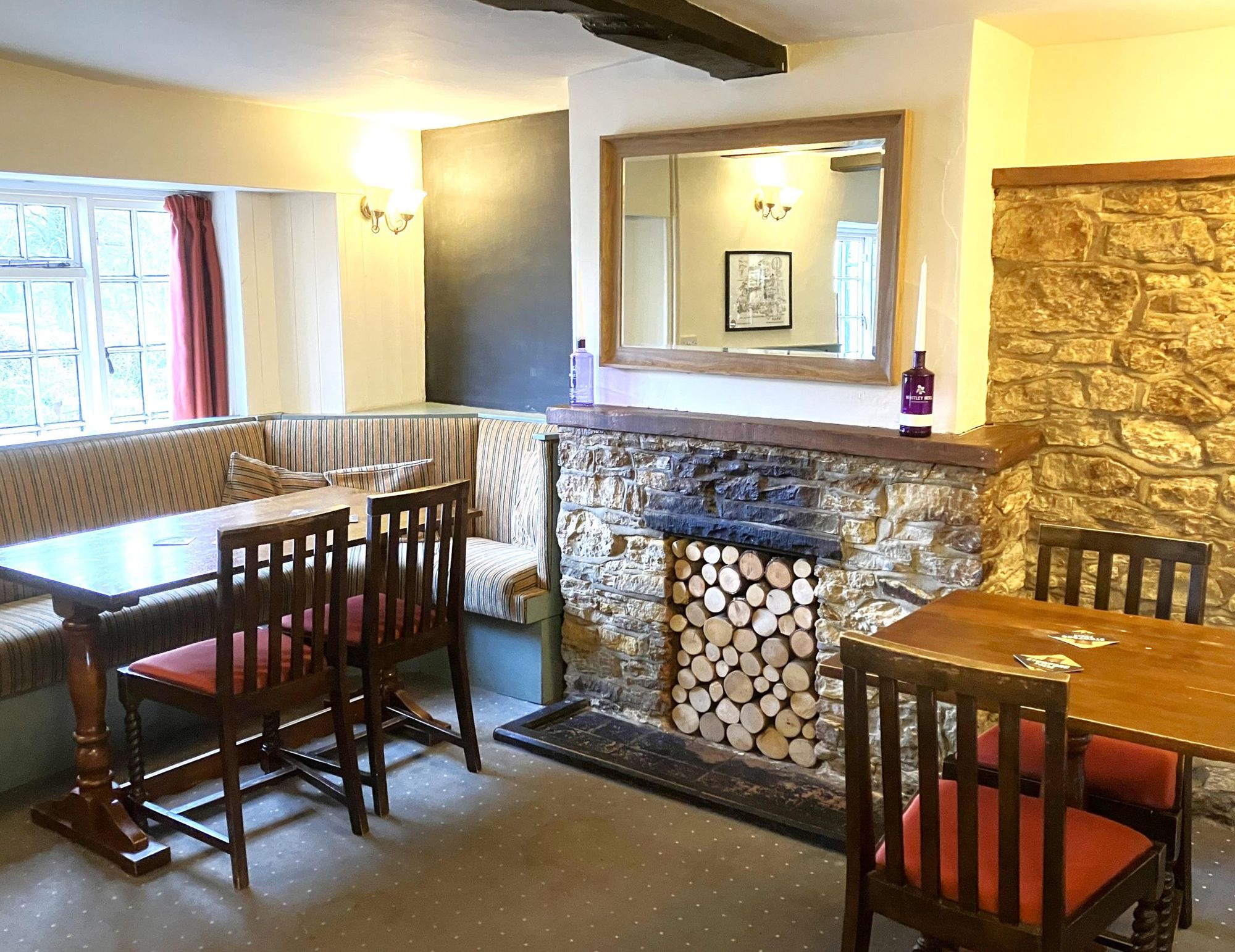 (Pub, Bar). Published on 31-03-2023