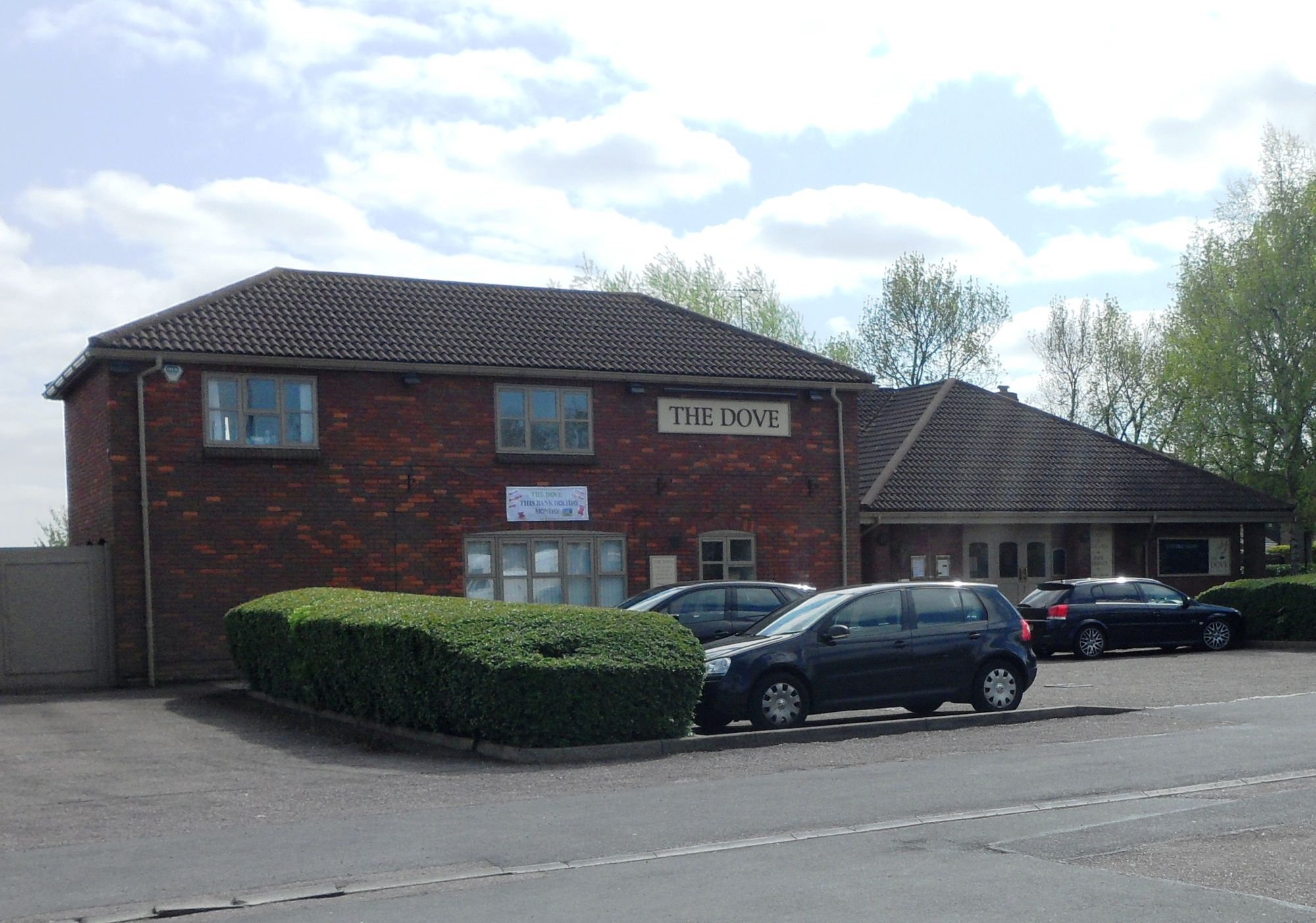 The Dove, Newport Pagnell. (Pub, External). Published on 13-04-2014