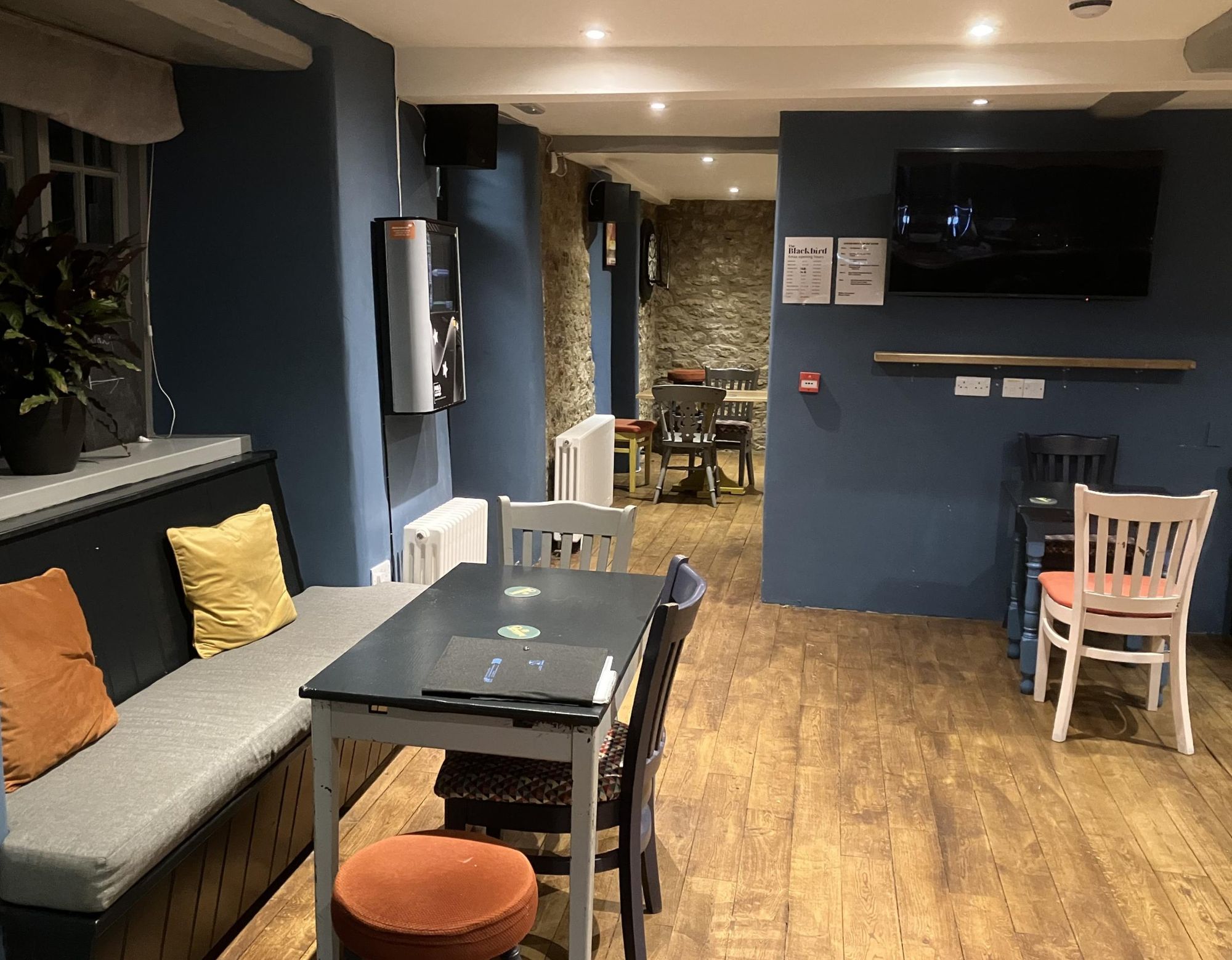 (Pub, Bar). Published on 06-01-2023