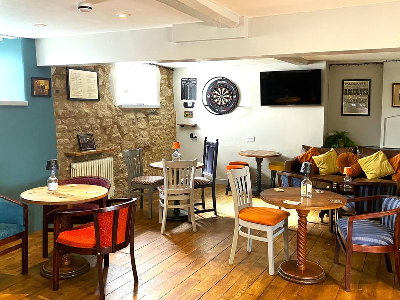 (Pub, Bar). Published on 17-04-2026 