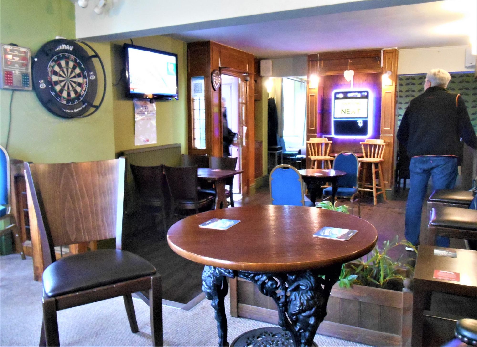 (Pub, Bar). Published on 30-11-2021