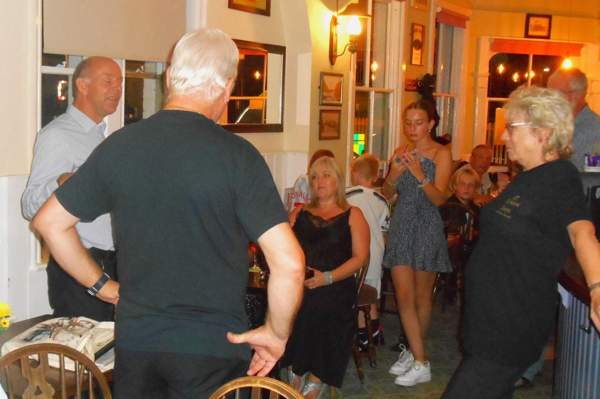 Long-serving publicans award - 36 years. (Pub, Bar, Publican, Branch, Award). Published on 24-08-2022