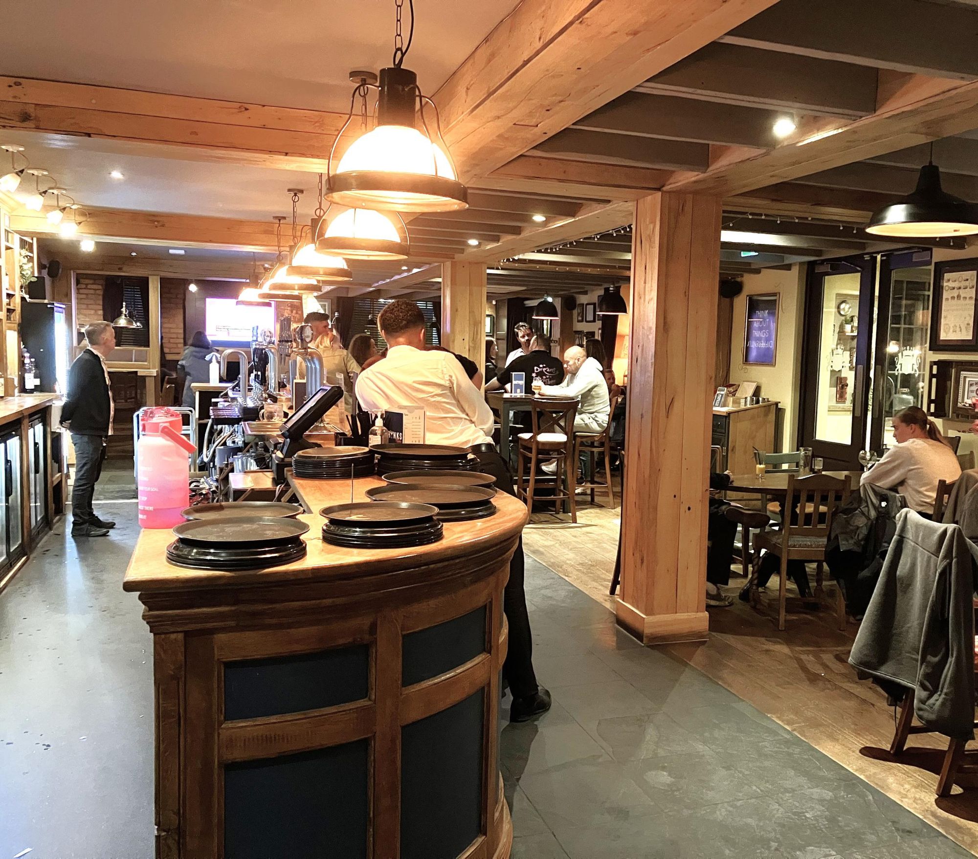 (Pub, Bar). Published on 17-06-2024