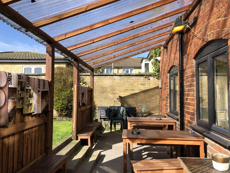 Smoking shelter. (External). Published on 17-03-2020
