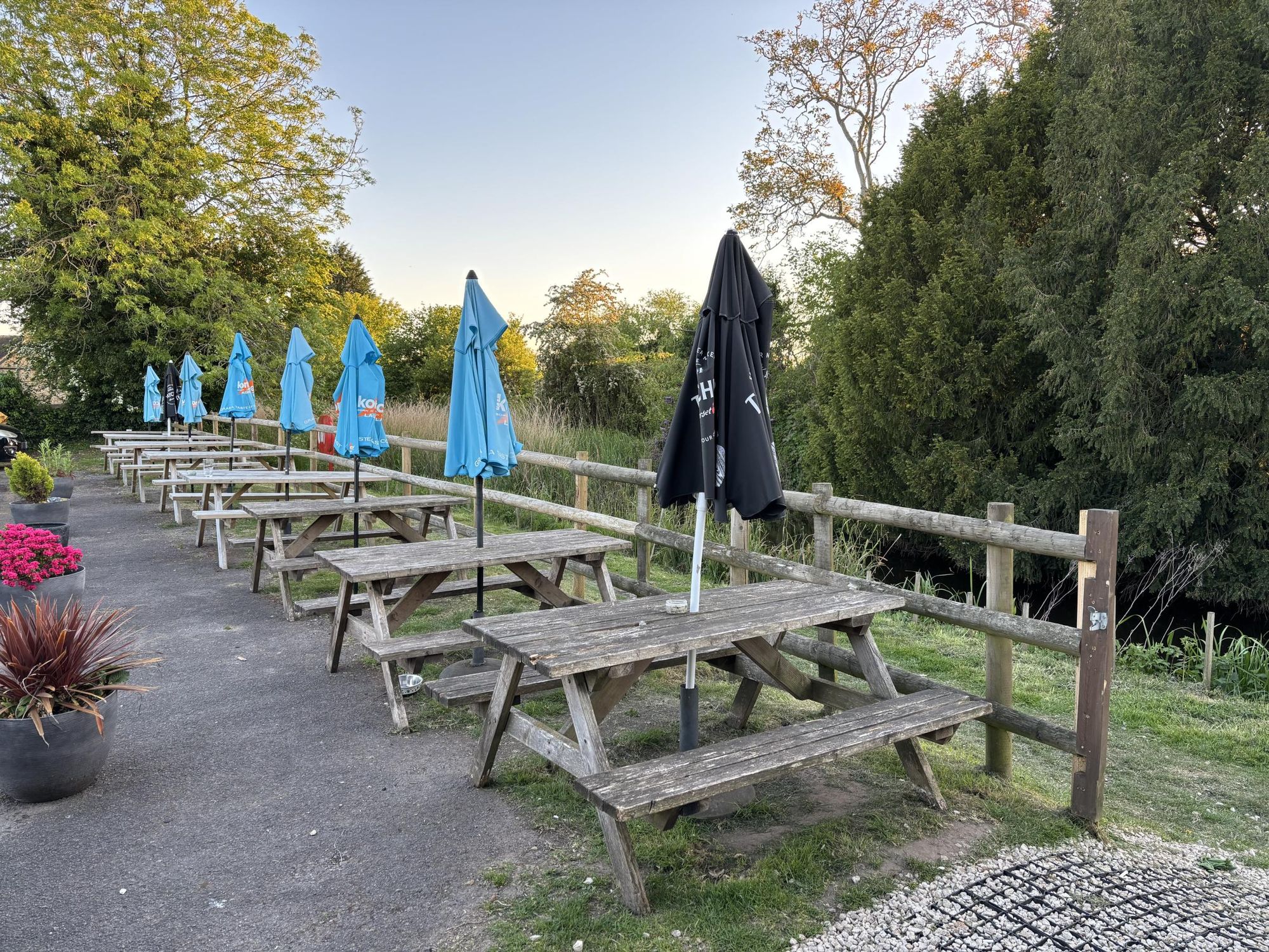 Canalside benches. (External). Published on 10-05-2025
