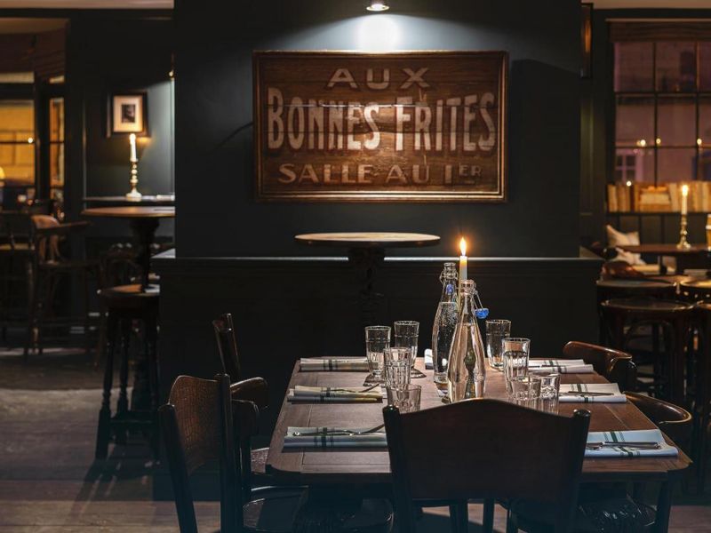 Dining area looking towards bar area and windows. (Pub, Restaurant). Published on 09-11-2019